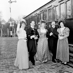 854232 Afbeelding van enkele gekostumeerde personen bij een rijtuig in het Spoorwegmuseum te Utrecht.